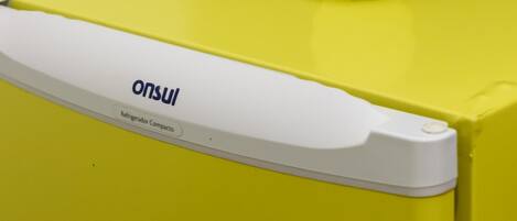 Un refrigerador compacto con exterior amarillo y panel frontal blanco etiquetado como 'onsul Refrigerator Compacto'.