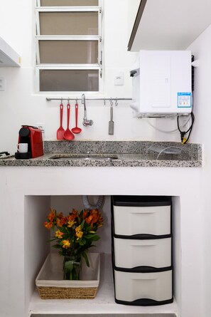 A kitchen with a built-in oven, a coffee maker, and a sink. - 6 Minutes From Ipanema Beach Gc707 (Rio de Janeiro)