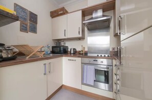 Coffee/tea maker, microwave, oven, stovetop - Charming 1BD Victorian Terrace Flat in Dalston (London)