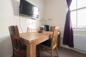 Dining - Charming 1BD Victorian Terrace Flat in Dalston (London)