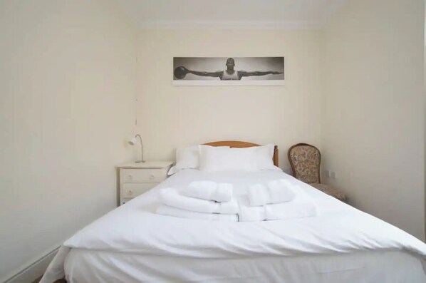 1 dormitorio, tabla de planchar con plancha, Internet y ropa de cama