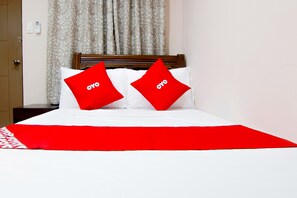 Standard Double Room | Free WiFi, bed sheets - OYO 766 Ichehan Apartments (Manila)