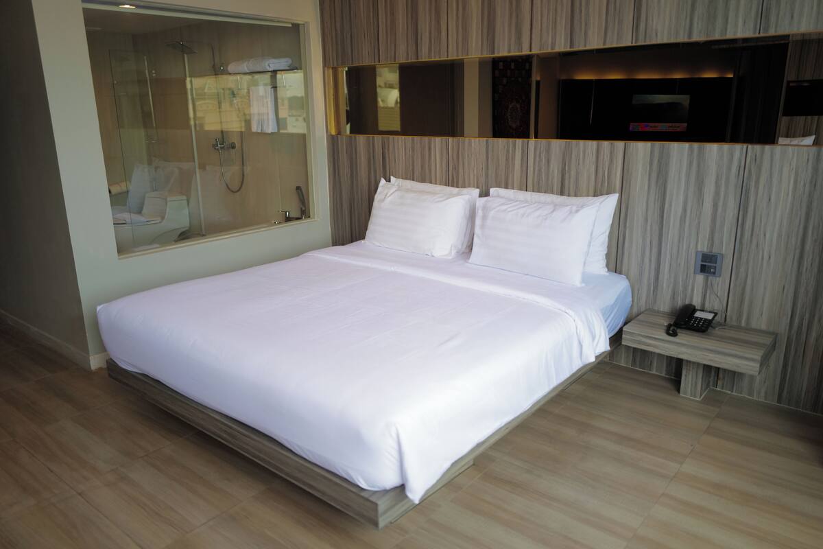  Urban Executive Suite | Premium bedding, pillow-top beds, free minibar items, blackout curtains