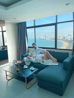 LED TV, streaming services