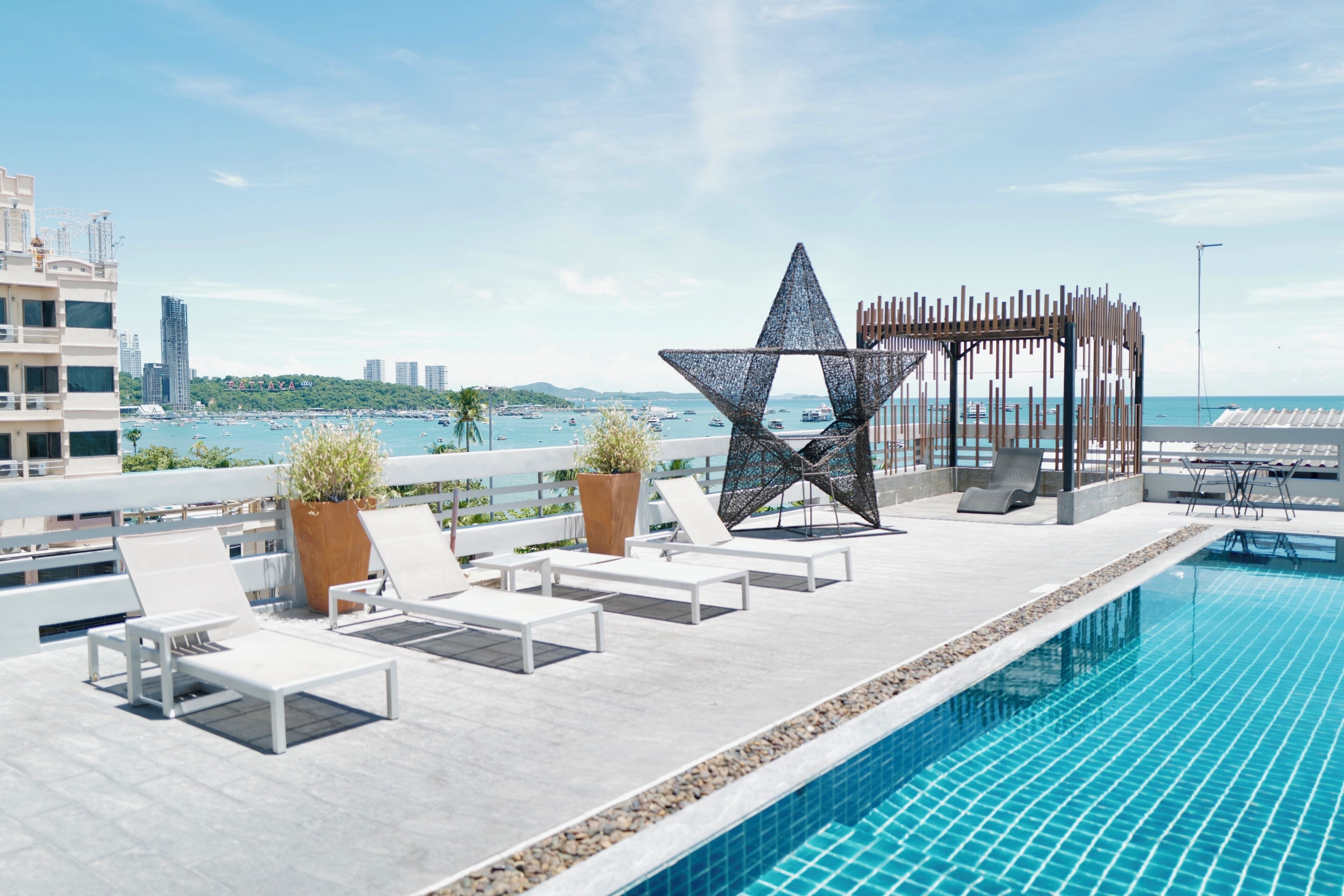 Piscina externa, funciona das 9h às 19h, guarda-sóis, espreguiçadeiras