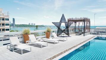 Piscina externa, funciona das 9h às 19h, guarda-sóis, espreguiçadeiras
