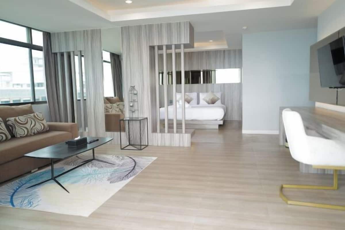 Premium bedding, pillowtop beds, minibar (some free items)