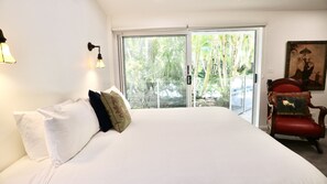5 bedrooms, iron/ironing board, free WiFi, bed sheets - Idyllic Waterfront Luxury in the Heart of Noosa (Noosa Heads)
