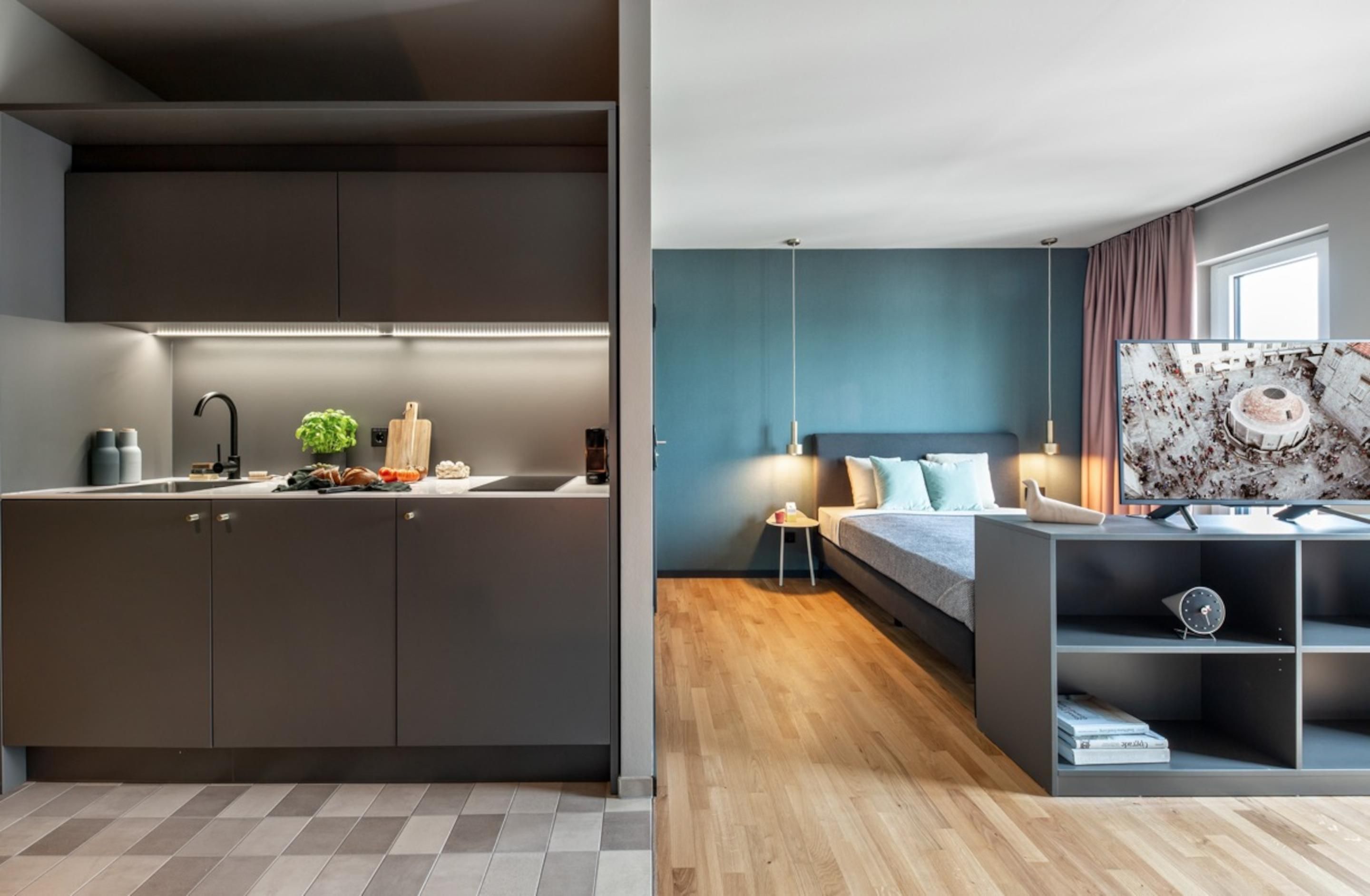 Ropa de cama hipoalergénica y caja de seguridad en la habitación 