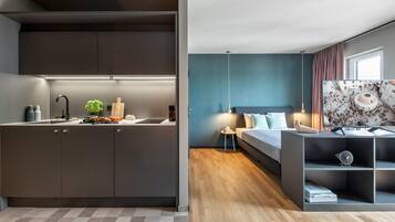 Ropa de cama hipoalergénica y caja de seguridad en la habitación