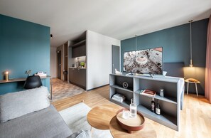 Standard Apartment, 1 Queen Bed, Kitchen (Full Kitchen, Medium)