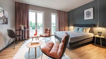 Standard Apartment, 1 Queen Bed, Kitchen (Full Kitchen, Smart) | Hypo-allergenic bedding, in-room safe, desk, soundproofing