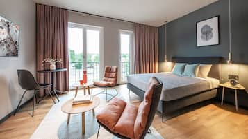 Apartment Smart | เครื่องนอนป้องกันสารก่อภูมิแพ้, ตู้นิรภัยในห้องพัก, โต๊ะทำงาน