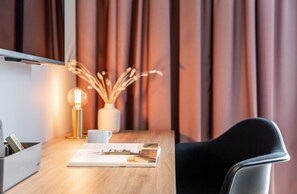 Apartamento estándar, 1 cama de matrimonio, cocina (Full Kitchen, XtraSmart) | Ropa de cama hipoalergénica, caja fuerte, escritorio