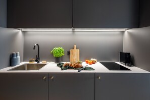 Apartment Medium | Eget kjøkken | Kokeplater, oppvaskmaskin, espressomaskin og kaffetrakter/tekoker