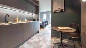 標準公寓, 1 張加大雙人床, 廚房 (Full Kitchen, Medium) | 私人小型廚房 | 義式濃縮咖啡機、咖啡機/沖茶器、爐台、洗碗機