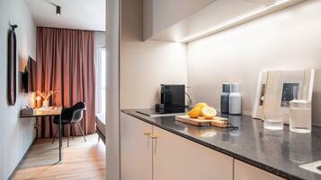 Standard-Apartment, 1 Queen-Bett, Küche (Full Kitchen, XtraSmart) | Eigene Kochnische | Herdplatte, Geschirrspüler, Espressomaschine