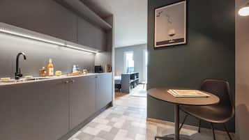 Standard Apartment, 1 Queen Bed, Kitchen (Full Kitchen, Medium) | Private kitchenette