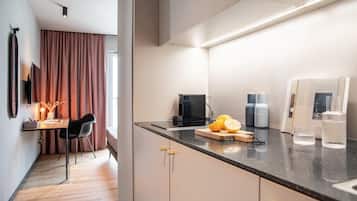 Standard Apartment, 1 Queen Bed, Kitchen (Full Kitchen, XtraSmart) | Private kitchenette