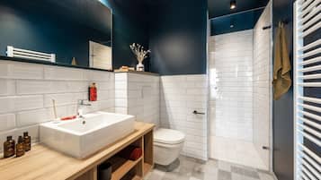 Standard-Apartment, 1 Queen-Bett, Küche (Full Kitchen, Medium) | Badezimmer | Dusche, Haartrockner, Fußbodenheizung (Badezimmer), Seife