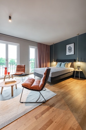 Apartment Smart | Oppholdsområde | En 43-tommers smart-TV med digitale kanaler samt TV og oppvarmet gulv