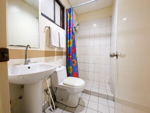 Suite Économique | Salle de bain | Douche, articles de toilette gratuits, bidet, serviettes fournies