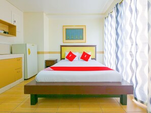 Suite Économique | Bureau, Wi-Fi gratuit, draps fournis