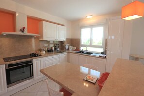 Kjøleskap, brødrister og kjøkkenutstyr