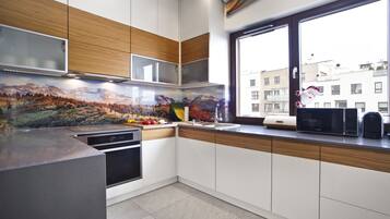 Apartemen Deluks | Dapur pribadi | Peralatan masak/sendok-piring