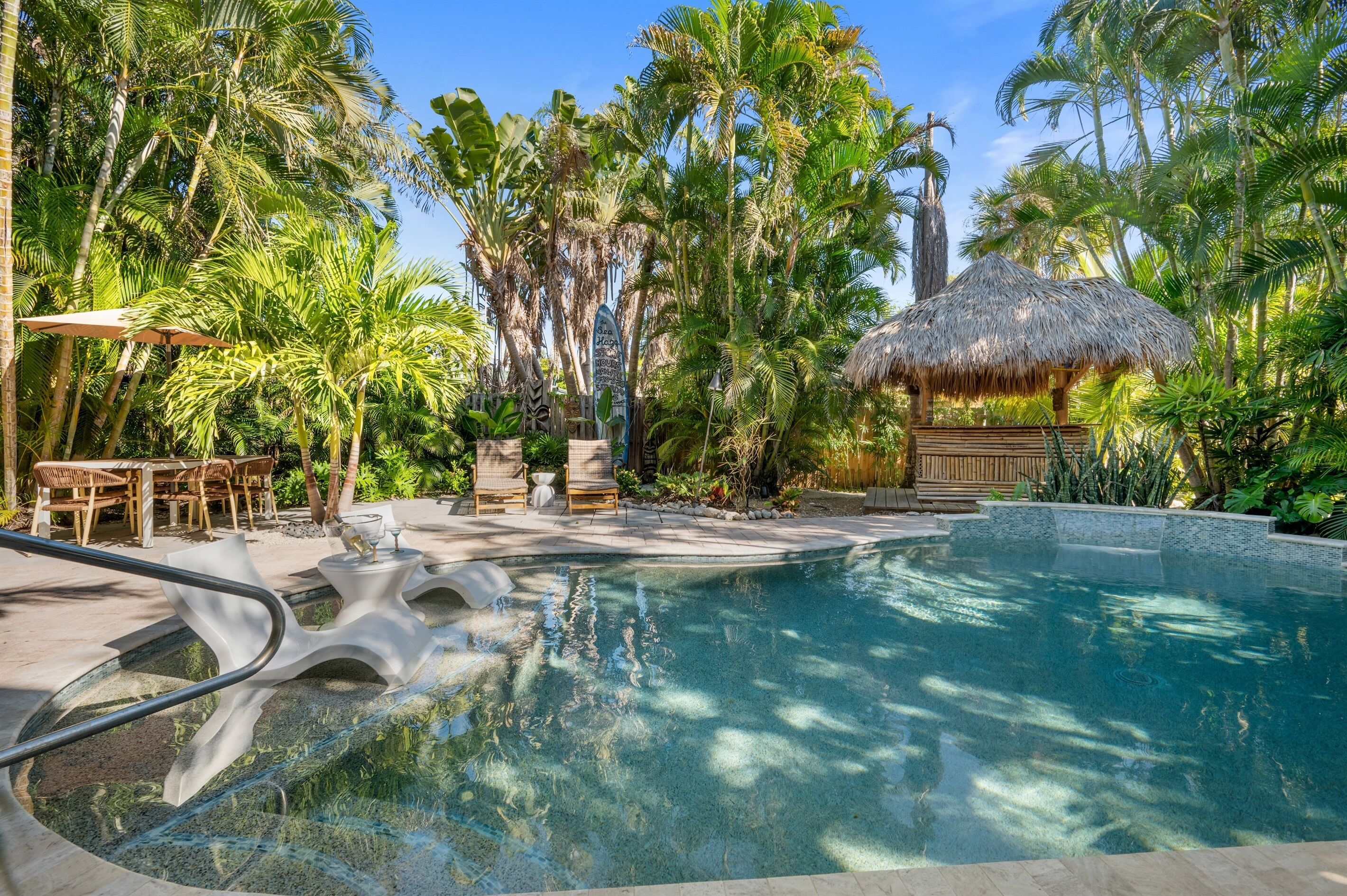 温水プール、サンラウンジャー