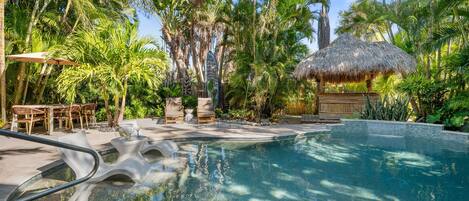 Piscine chauffée, chaises longues