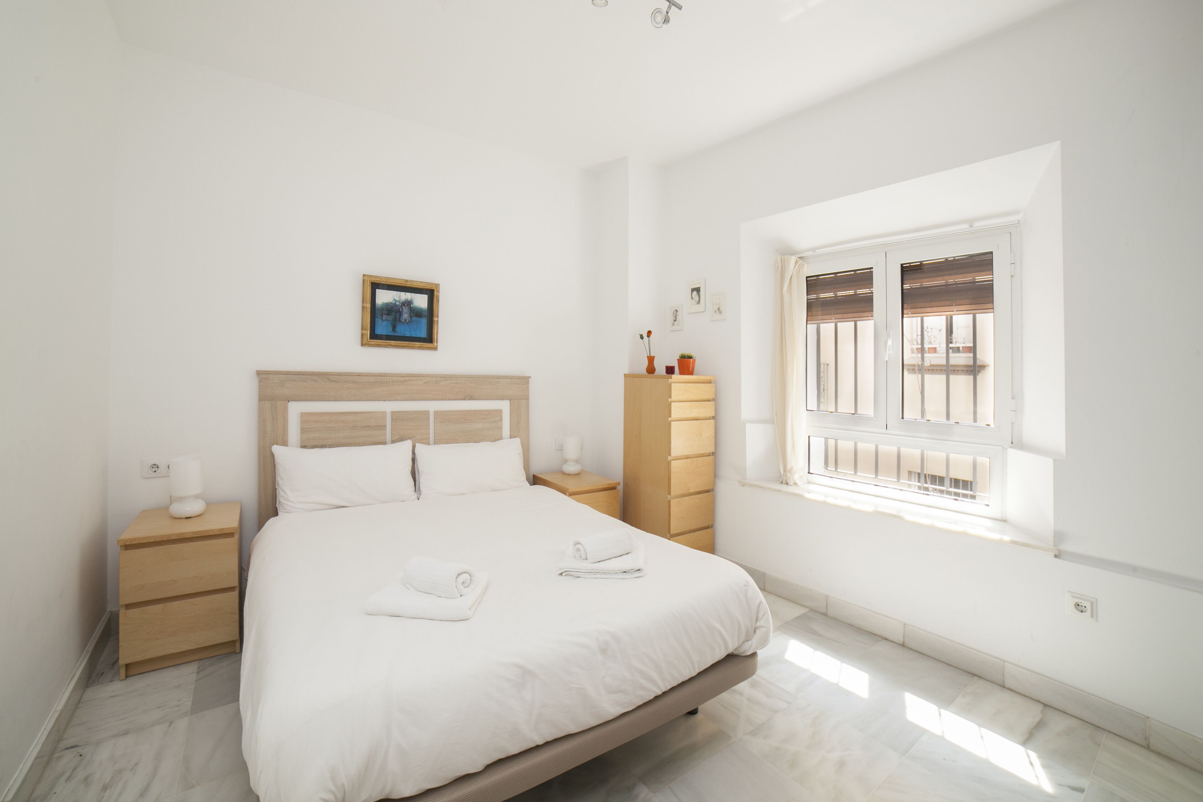 2 dormitorios, escritorio, tabla de planchar con plancha y wifi