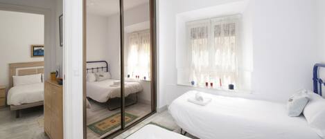 2 slaapkamers, een bureau, een strijkplank/strijkijzer, wifi