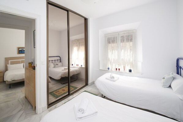 2 dormitorios, escritorio, tabla de planchar con plancha y wifi