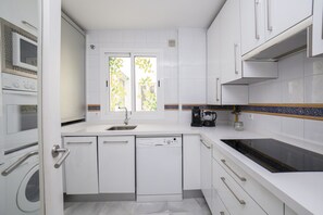 Frigorífico, horno, lavavajillas y hervidor eléctrico