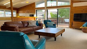 Télévision, lecteur de DVD, livres, vidéothèque