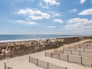 Beach - Townhouse on the oceanfront located on 71st street with a pool (Ocean City)