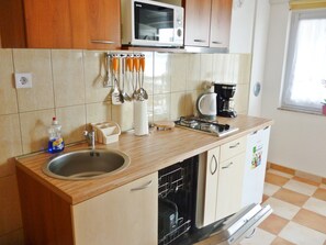 Fridge, microwave, stovetop, dishwasher