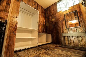 Family Room | Bathroom | Shower, free toiletries, slippers, towels - Mogli Resorts Kanha (Bichhiya)