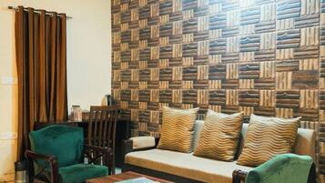 Deluxe Studio | Living area