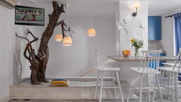 Signature-huoneisto | Yksityinen keittiö | Minijääkaappi, liesi, vedenkeitin, keittoastiat/astiat/ruokailuvälineet