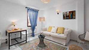 A modern living room with a sofa, a dining table, and a coffee table. - Villa Cissa Apartments by Irundo (Rovinj)