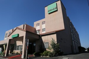 Un edificio con un letrero que dice 