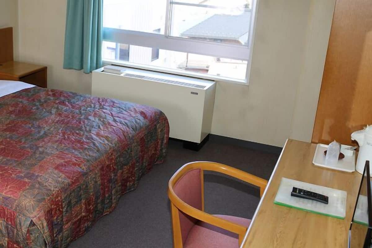 Verdunkelungsvorhänge, schallisolierte Zimmer, Bügeleisen/Bügelbrett