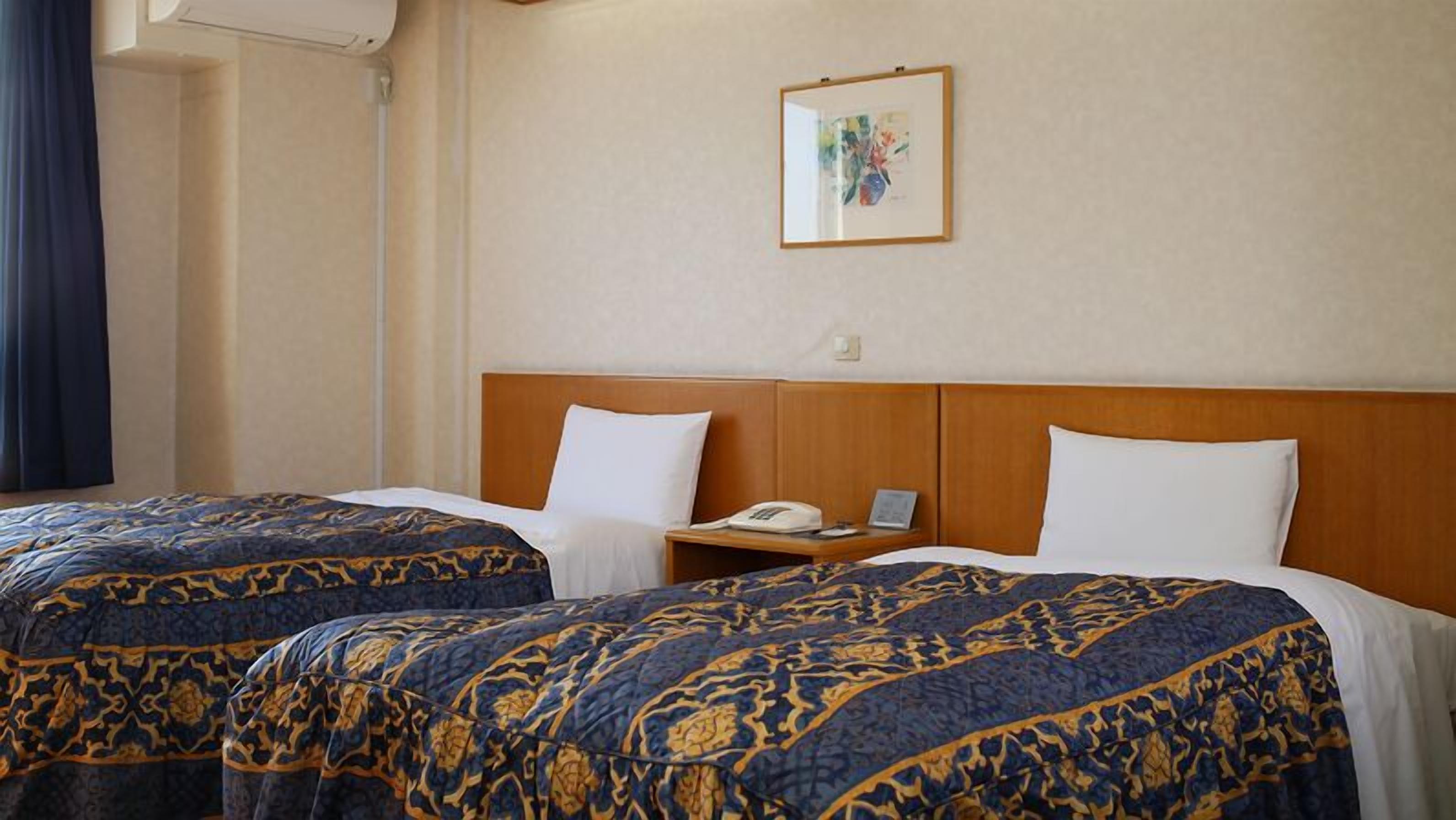 Verdunkelungsvorhänge, schallisolierte Zimmer, Bügeleisen/Bügelbrett