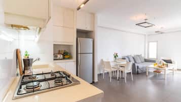 Refrigerador, microondas, horno, utensilios de cocina