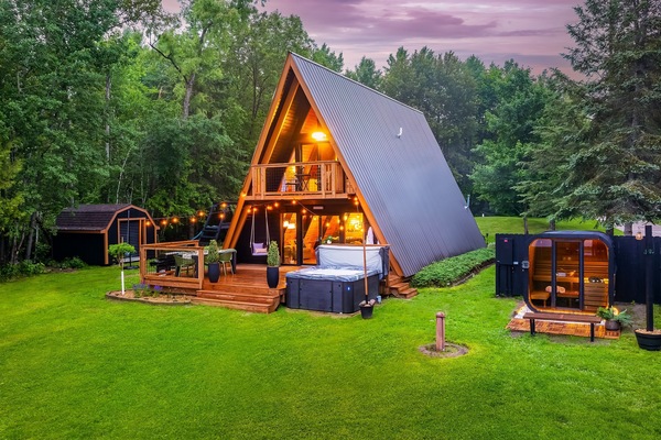 Your modern A-frame escape awaits—complete with a hot tub, sauna, firepit, and room to roam. Sunsets, s’mores, and serenity included