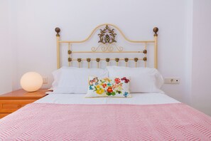 3 slaapkamers, een strijkplank/strijkijzer, gratis wifi, beddengoed