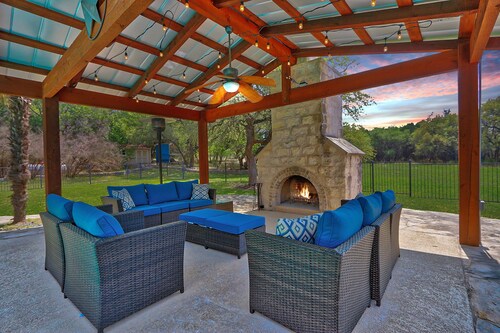 Driftwood Manor - Upscale Hill Country property with Private Pool!