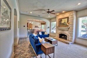 TV, fireplace, books - Driftwood Manor - Upscale Hill Country property with Private Pool! (Driftwood)